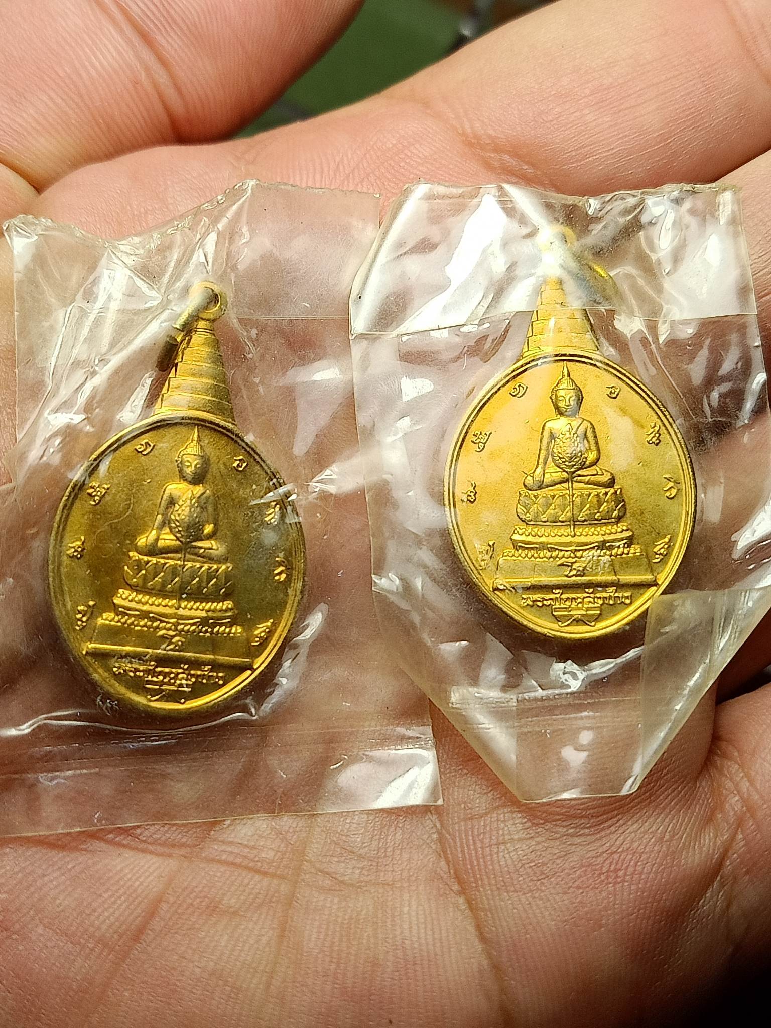 เหรียญพระชัยหลังช้าง ซองเดิม หลัง ภปร เนื้อกะไหล่ทอง ปี 2530 จำนวน 2 องค์ **ไม่รวมโปร** (SKU-02167)