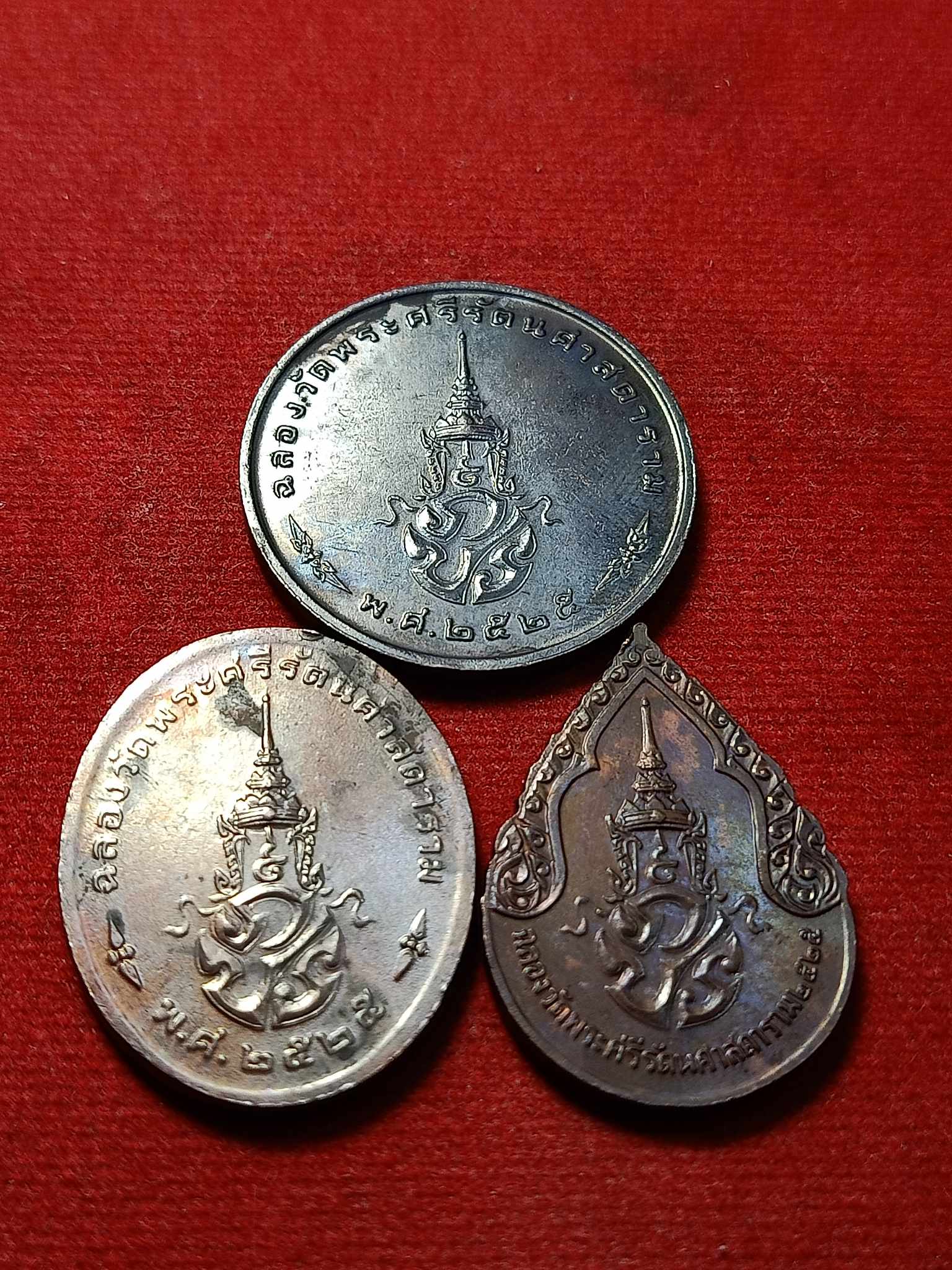 เหรียญพระแก้วมรกต ครบ 3 ฤดู หลัง ภปร. รุ่นฉลอง 200 ปี กรุงรัตนโกสินทร์ ปี2525 วัดพระศรีรัตนศาสดาราม กทม. (SKU-03113)