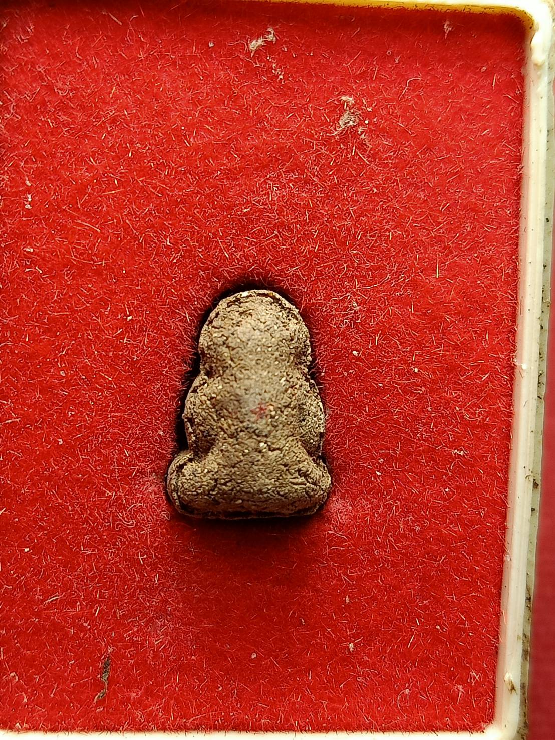 พระปิดตามหาลาภ วัดเขาโบสถ์ จ.ระยอง พร้อมกล่อง (SKU-12969)