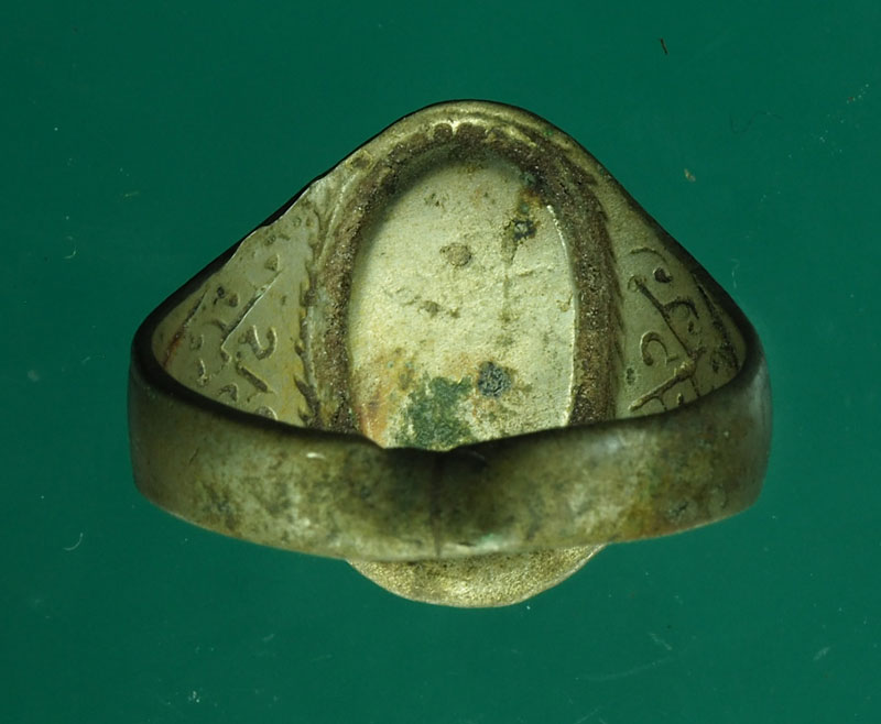 *28820 แหวนหัวนิล ตัวแทนทำด้วยอัลปาก้า เก่าพอมีอายุ ไม่ทราบที่และปีสร้าง 12