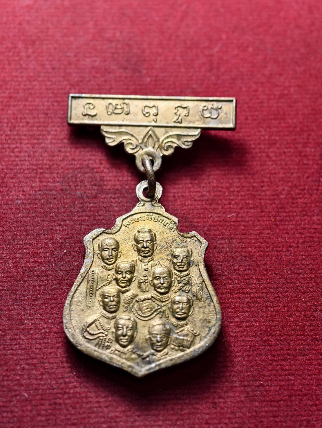 เหรียญ+เข็มกลัด หลวงพ่อพระพุทธมงคล หลัง พระบารมีปกเกล้า 9 รัชกาล (SKU-13373)