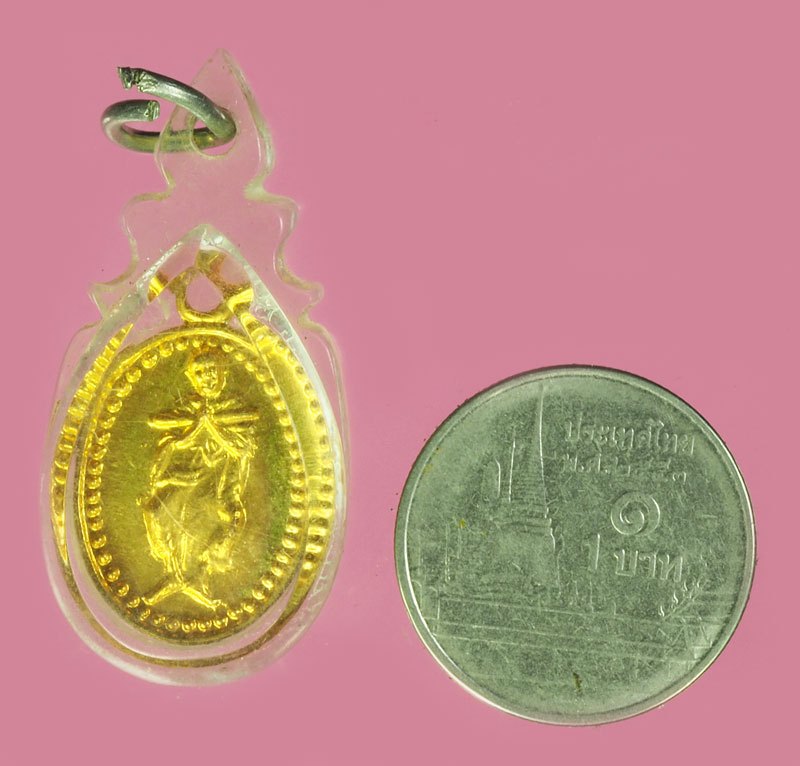 *40456 เหรียญเม็ดแตงสมเด้จพุฒจารย์โต หลวงปู่นาค วัดระฆัง ไม่แน่ใจว่าพระเนื้อเป็นอะไร จากข้อมูลรอยเจาะหูไม่เหมือนองค์อื่น จะว่าปลอมก็ไม่ได้ เพราะพระรุ่นนี้ไม่น่าจะมีปลอม บวกกับพระไม่หมองกรอบที่เลี่ยมเก่าธรรมชาติมานานหลายสิบปี 10