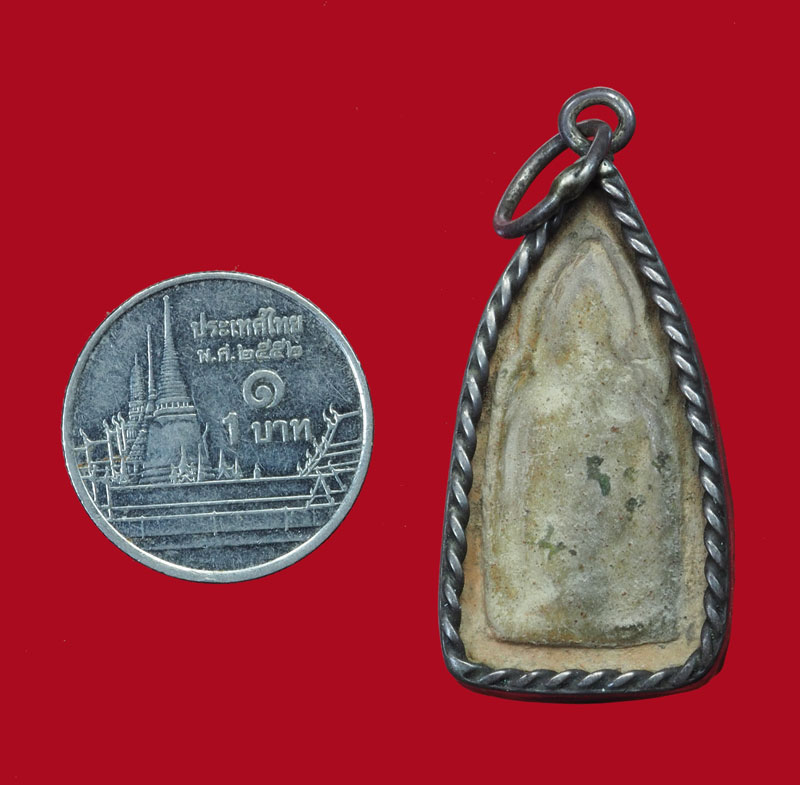 *31204 พระเนื้อดิน เลี่ยมเงินจับขอบโบราณ ไม่ทราบที่ 9.1