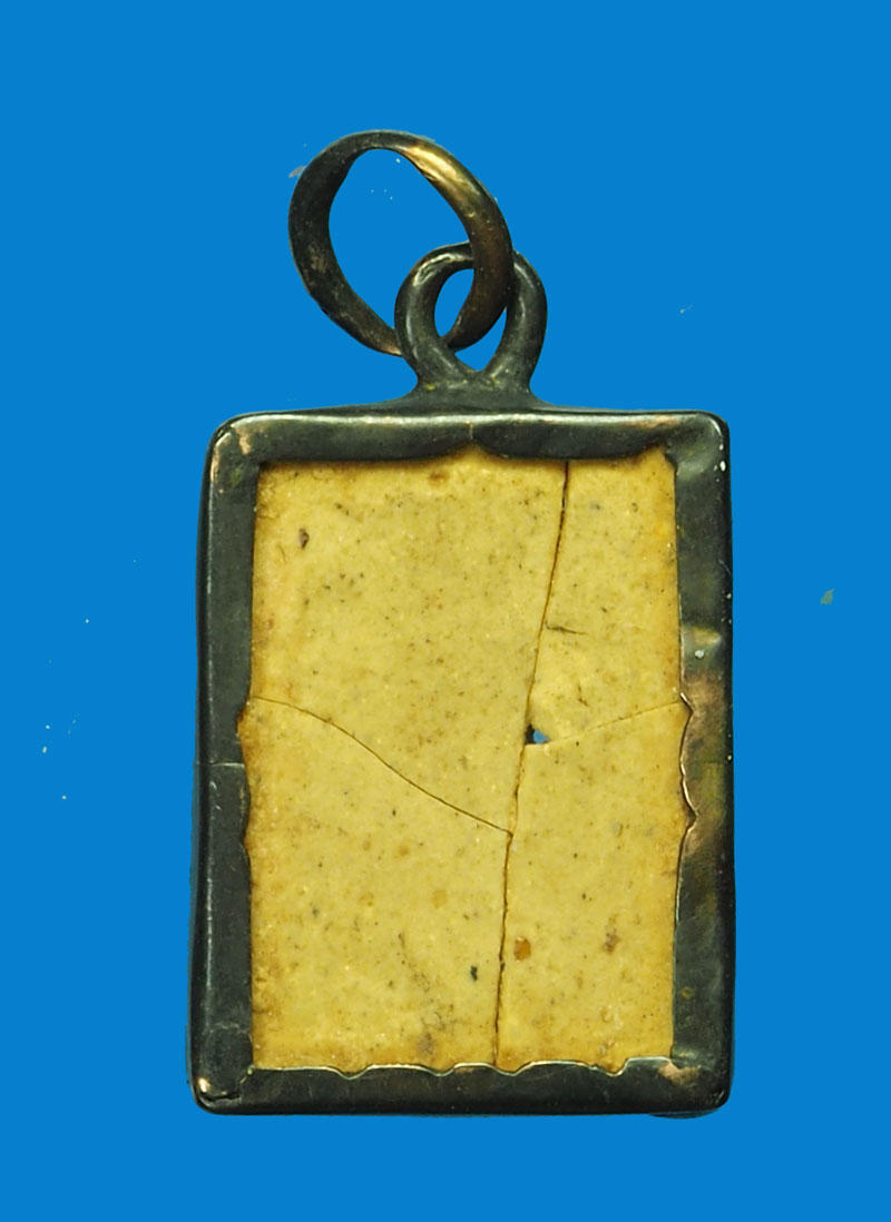 *31672 พระเนื้อผงน้ำมัน สภาพหัก เลี่ยมเงินเก่า ไม่ทราบที่ 3