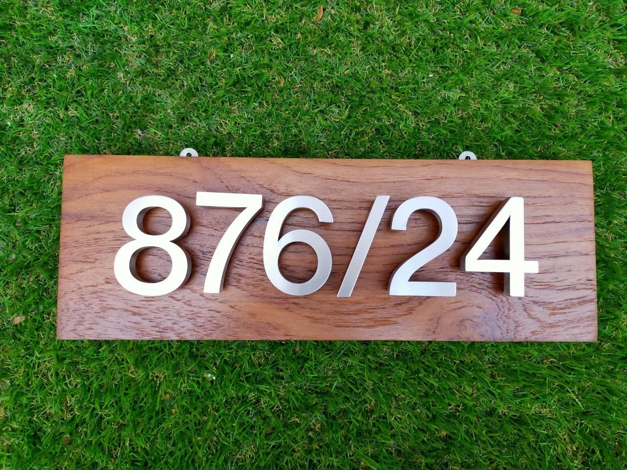งานป้ายไม้ อักษรสแตนเลสติดลงบนแผ่นไม้ ป้ายเลขที่บ้าน
