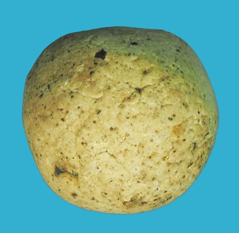 *37925 ลูกอมลงผงตะไบทอง เนื้อผงน้ำมัน พอมีอายุ ไม่ทราบที่และปีสร้าง 12