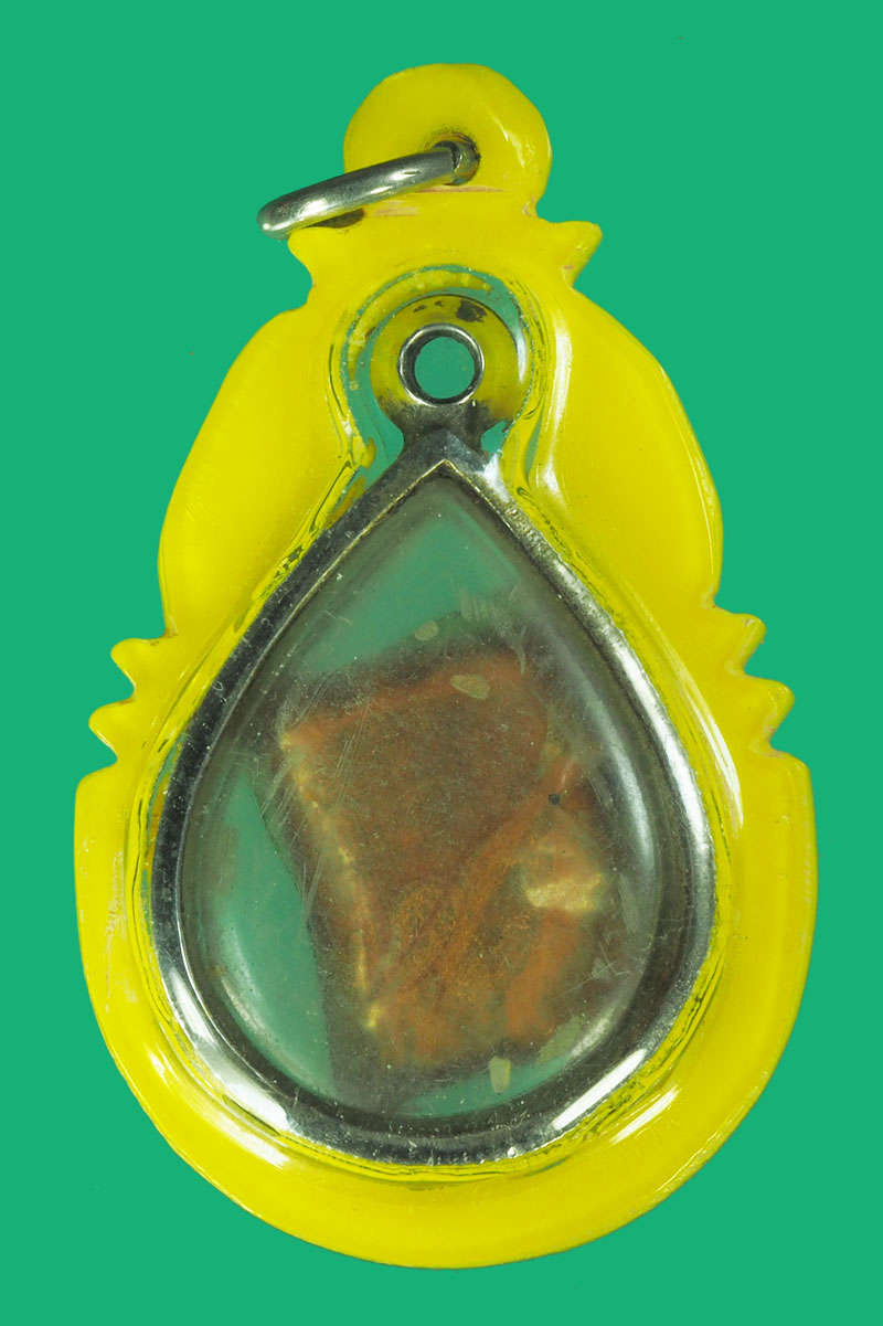 *39392 วัตถุมงคลจีวรเก่า เลี่ยมพลาสติกเก่าหลายสิบปี ไม่ทราบที่และปีสร้าง 3