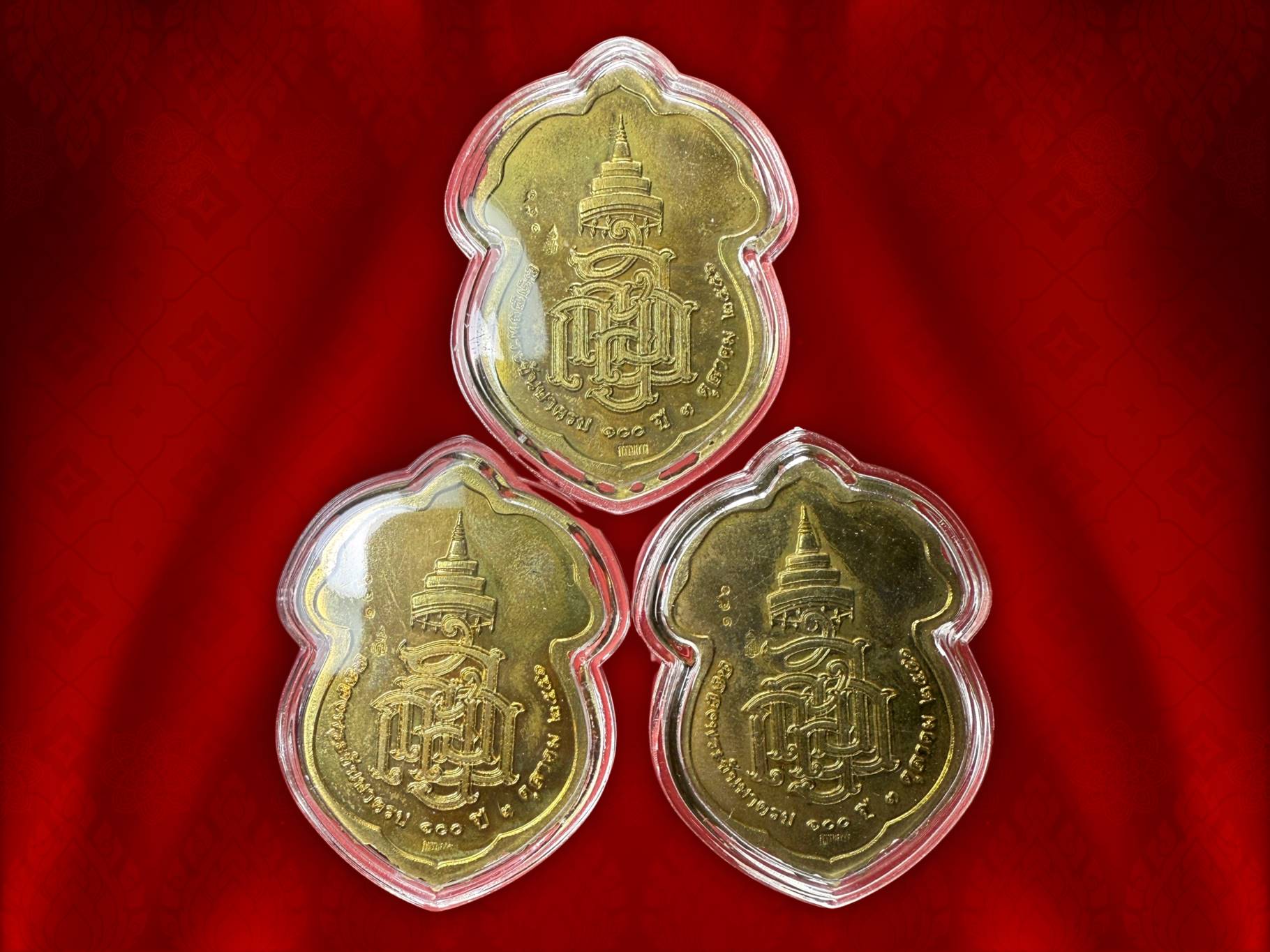เหรียญเสมาช้างพระรูปเหมือน สมเด็จพระสังฆราช พระองค์ที่ 19 แห่งกรุงรัตนโกสินทร์ วัดบวรนิเวศวิหาร เนื้อทองแดงชุบทองลงยา จัดสร้างวาระโอกาสฉลองพระชันษา 100 ปี สมเด็จพระสังฆราช 3 ตุลาคม 2556 ชุดนี้ เป็นชุดกรรมการพร้อมกล่องเดิม 1 ชุดมี 3 เหรียญ เลข ......... จั