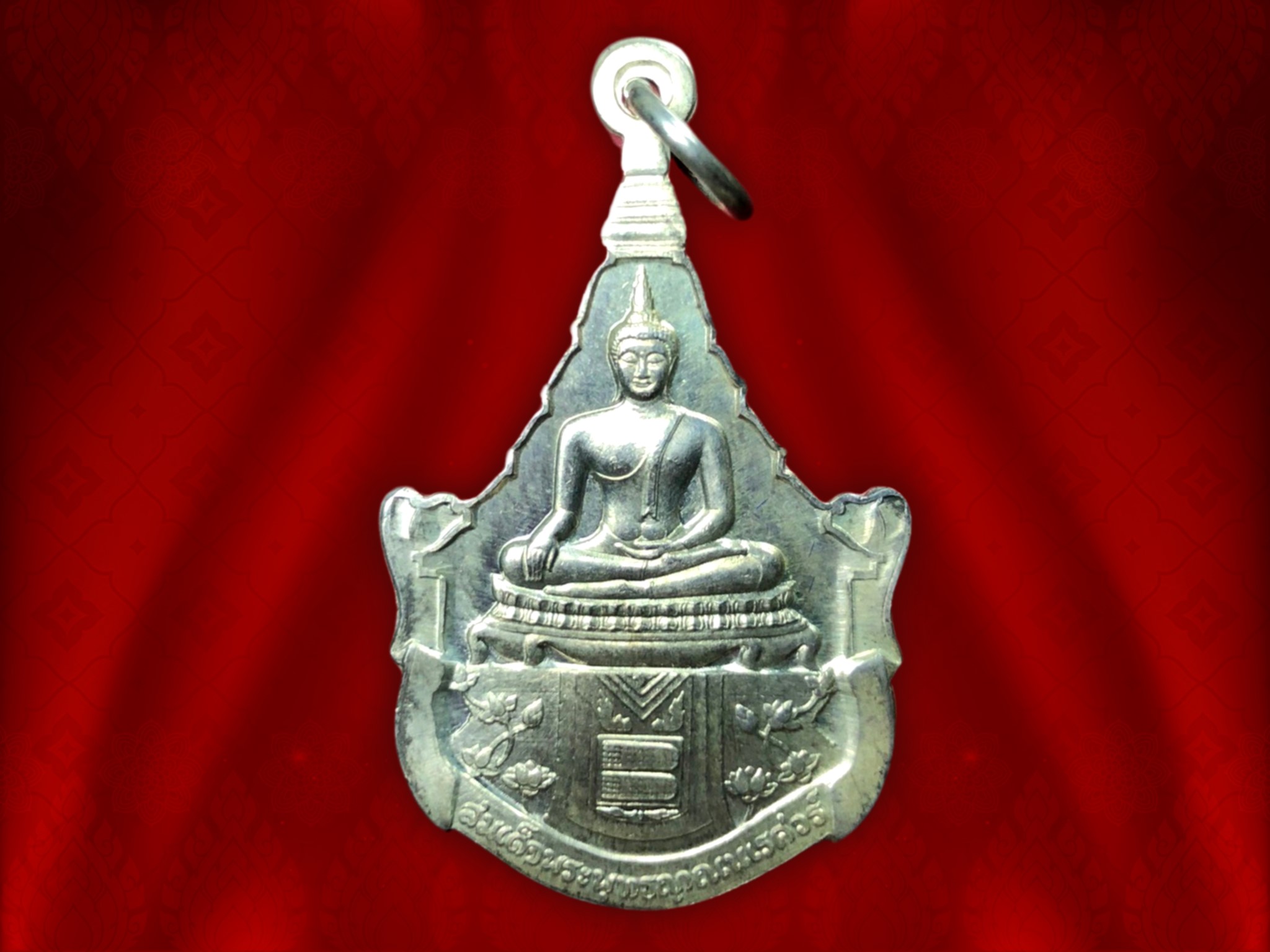 เหรียญพระพุทธญาณนเรศวร์ ด้านหลัง ภปร. สก. วัดญาณสังวราราม ปี 2527 รุ่นแรก เนื้อเงิน งามๆ เดิมๆ ครับ วัดญาณสังวราราม ชลบุรี จัดสร้าง เป็นที่ระลึก 6 รอบ 72 พรรษา สมเด็จพระญาณสังวร 3 ตุลาคม 2527
