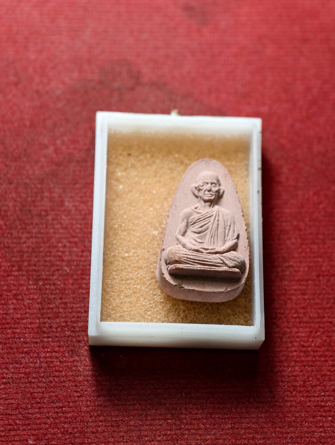 พระผงพิเศษ วิสาขะบูชา หลวงปู่เกษม เขมโก สุสานไตรลักษณ์ จ.ลำปาง ปี 2538 พร้อมกล่อง (SKU-13374)