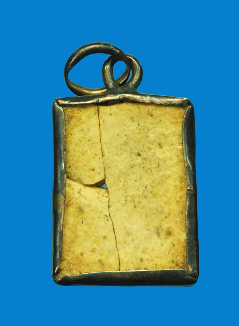 *31672 พระเนื้อผงน้ำมัน สภาพหัก เลี่ยมเงินเก่า ไม่ทราบที่ 3