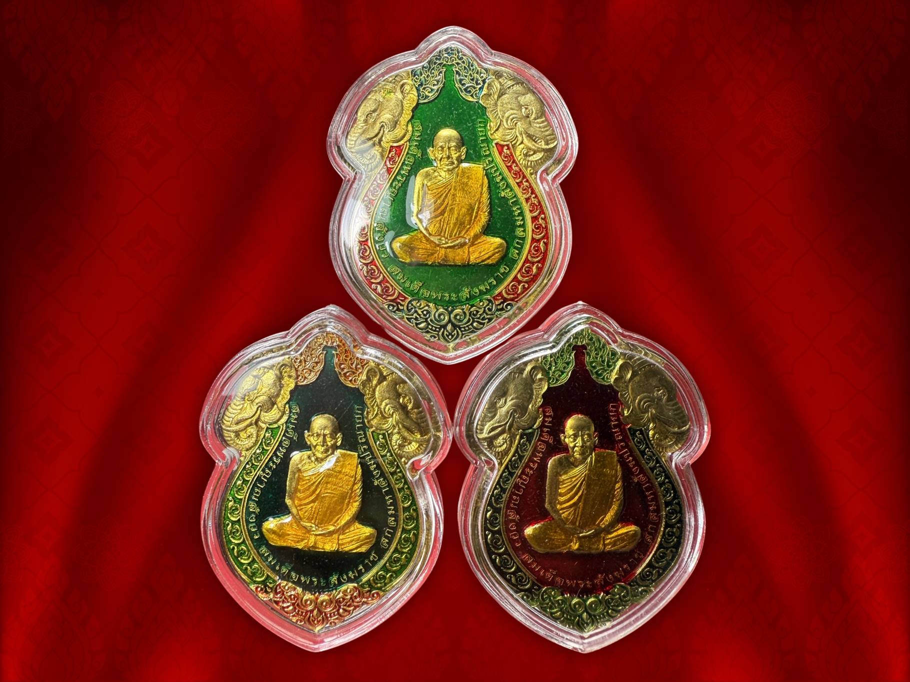 เหรียญเสมาช้างพระรูปเหมือน สมเด็จพระสังฆราช พระองค์ที่ 19 แห่งกรุงรัตนโกสินทร์ วัดบวรนิเวศวิหาร เนื้อทองแดงชุบทองลงยา จัดสร้างวาระโอกาสฉลองพระชันษา 100 ปี สมเด็จพระสังฆราช 3 ตุลาคม 2556 ชุดนี้ เป็นชุดกรรมการพร้อมกล่องเดิม 1 ชุดมี 3 เหรียญ เลข ......... จั