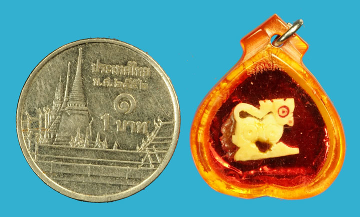 *36059 สิงห์แกะ ด้านหลังฉากกระดาษสะท้อนแสงสีแดง หลวงพ่อมุ่ย วัดดอนไร่ สุพรรณบุรี 84