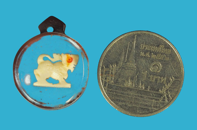 *33897 สิงห์แกะเลี่ยมพลาสติกเก่าไม่ทราบที่และปีสร้าง 12