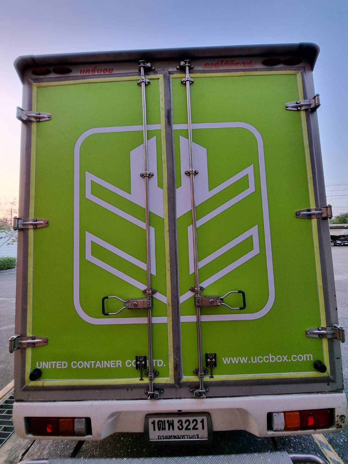 งานติดตั้งติดสติ๊กเกอร์รถกระบะตู้ทึบ