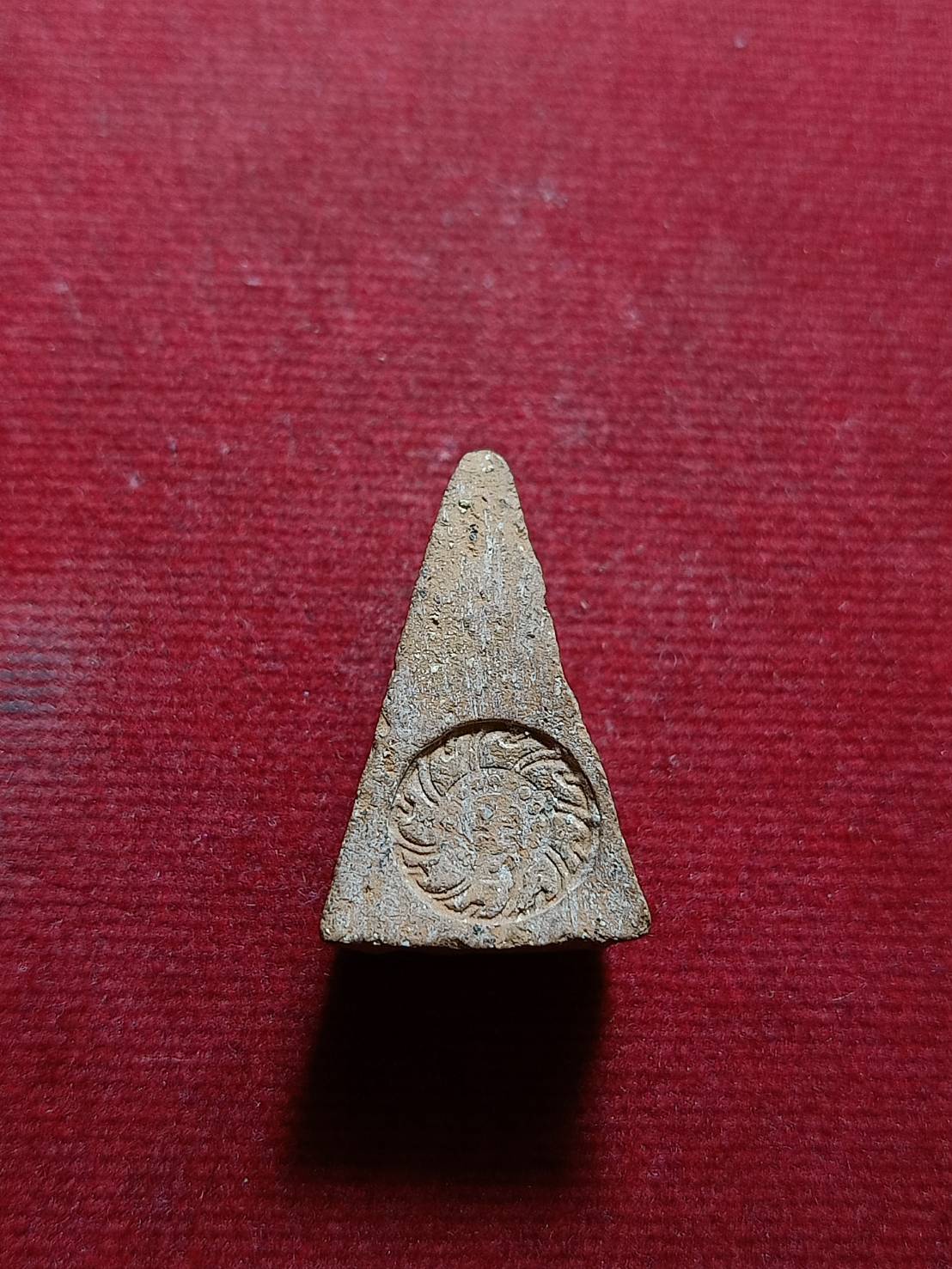 พระนางพญาหลังกงจักร เนื้อดิน “หลวงพ่อดาบส สุมโน” อาศมเวฬุวัน จ.เชียงราย (SKU-06023)