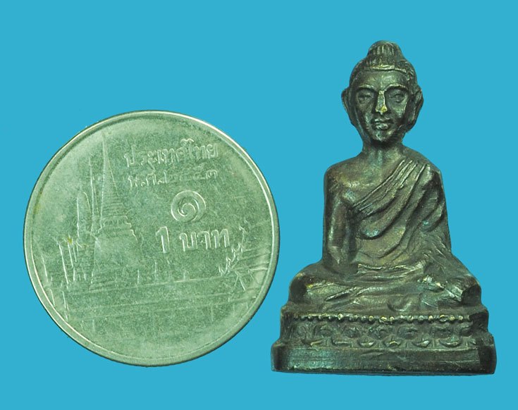 *39552 พระกริ่ง(ลึกลับ)หน้าอินเดีย หลังตัวหนังสือ ส ไม่ทราบที่ (พระบางอย่างไม่มีการบันทึกข้อมูลทำให้ประวัติการสร้างไม่แแน่ชัดส่วนตัวสันนิฐานว่าเป็นพระของหลวงพ่อเส็ง วัดประจันตคามฯ)กริ่งหน้าอินเดียซึ่งนิยมสร้างมีสร้าง