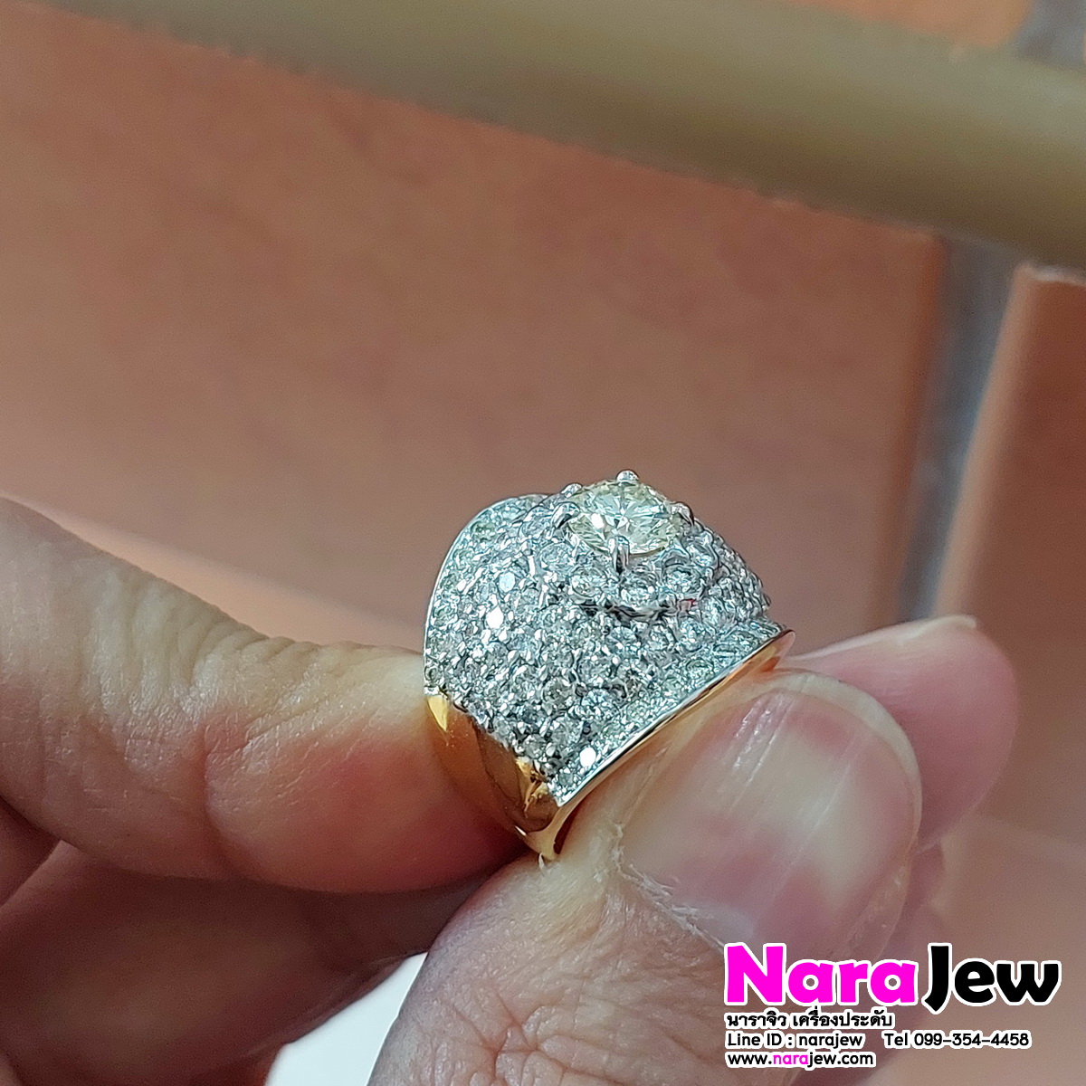 แหวนเพชร เม็ดกลาง 0.80 ct เพชรล้อมรอบ 1.76 ct หน้ากว้างใส่สวยอลังการ