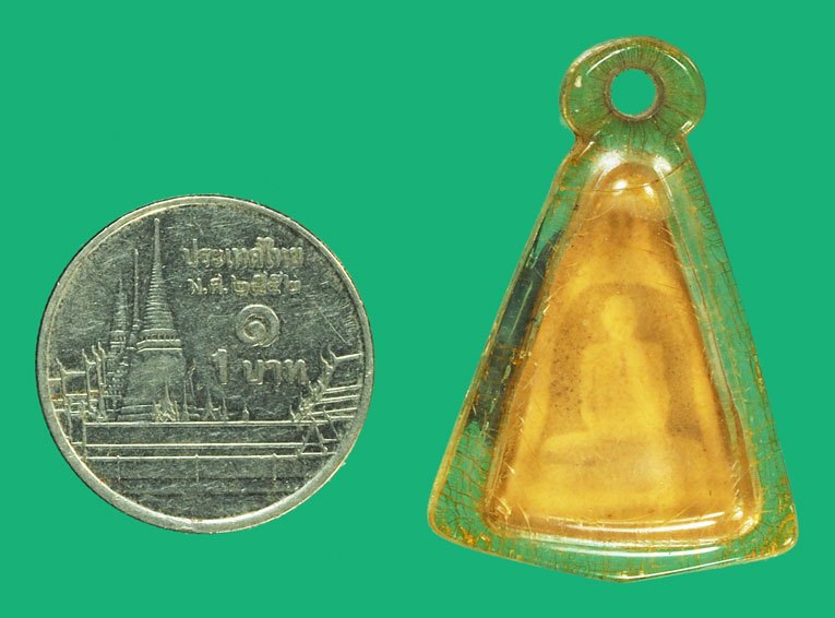 *37770 รูปถ่ายซุ้มระฆัง หลวงพอ่พรหม วัดช่องแค นครสวรรค์ เลี่ยมพลาสติกเน้นพลาสติกเก่าถึงยุค 40