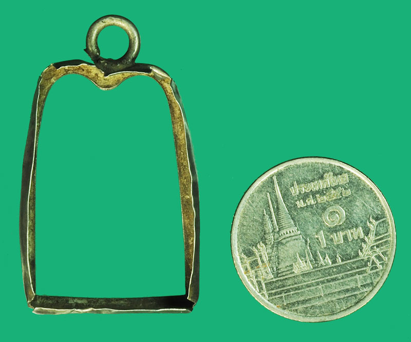 *37860 กรอบเงินโบราณเก่า มีขนาดให้เทียบกับเหรียญ 1 บาท ตามภาพ