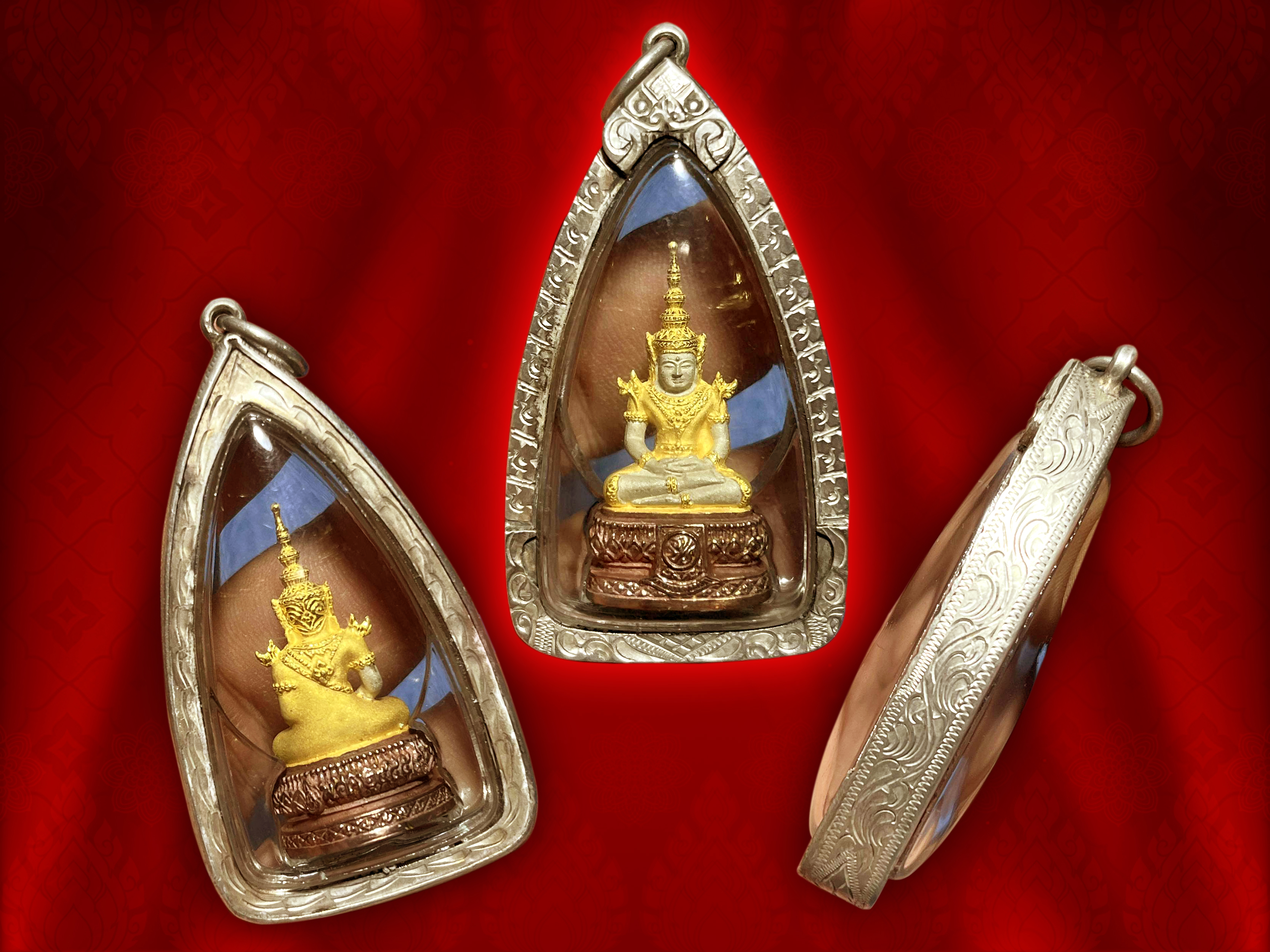 พระแก้วมรกต ภปร เนื้อเงินขัดสามกษัตริย์ ปี 2545 (พิมพ์ใหญ่) ปี2545 จัดสร้างในวาระที่ ในหลวงรัชกาลที่ 9 เฉลิมพระชนมพรรษา 75 พรรษา ปี 2545 จัดสร้างโดย รพ.ศิริราช โดยมีวัตถุประสงค์เพื่อสมทบทุนจัดซื้อจัดหาอุปกรณ์ทางการแพทย์ สมเด็จพระเทพรัตนราชสุดาฯ เสด็จทรงเป