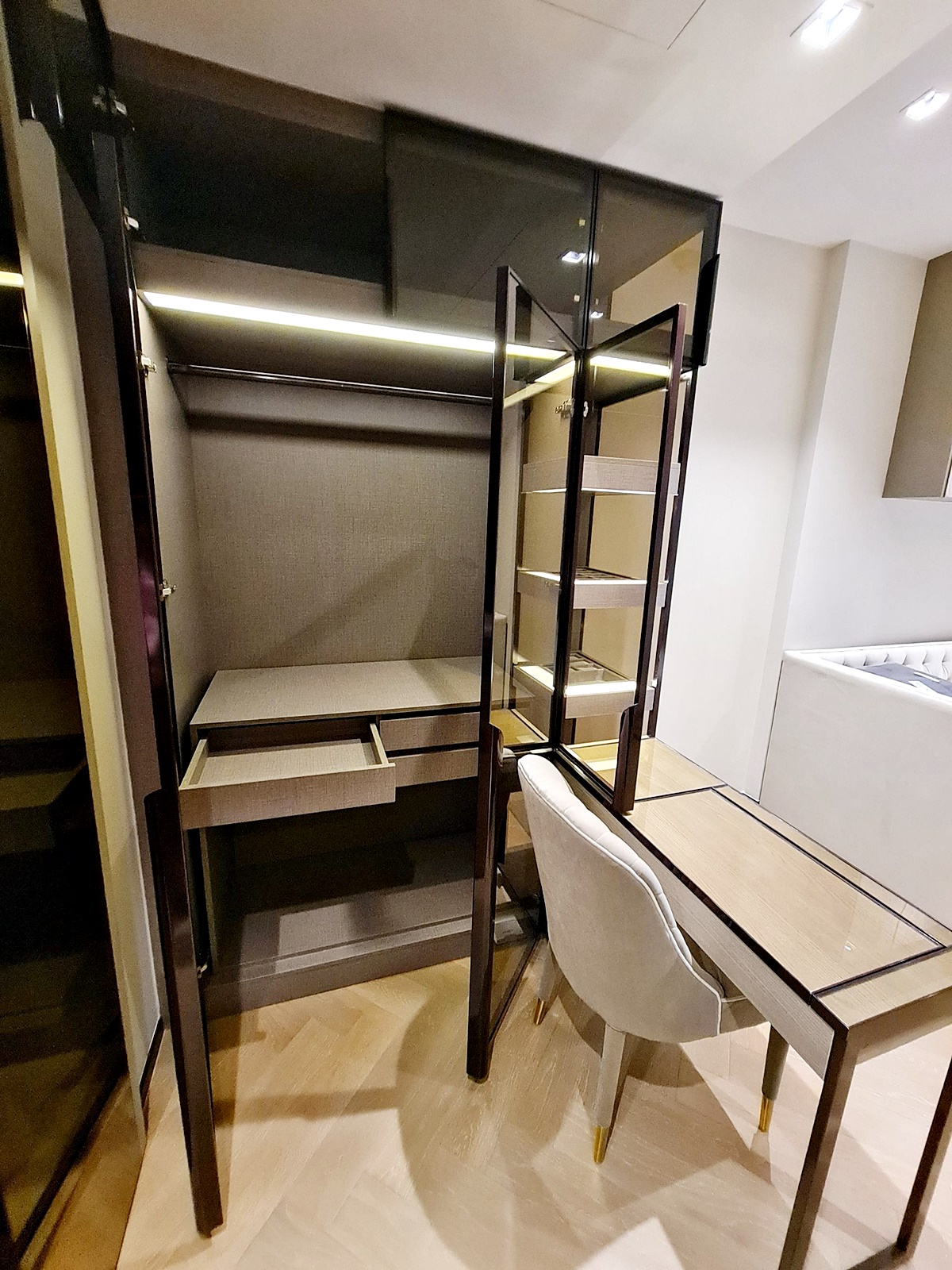 คอนโด The Reserve Sukhumvit 61 (เดอะ รีเซิร์ฟ สุขุมวิท 61) LUXURY CLASS ห้องใหญ่ ขายต่ำกว่าราคาซื้อขาย พร้อมเฟอร์ และบิ้วอิน