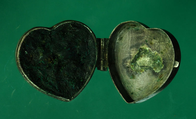 *30265 ตลับสีฝึ้งรูปหัวใจ มีจารเก่า ยันต์แบบ หลวงพ่อเงิน และหลวงพ่อกวย เนื้อเงิน 12