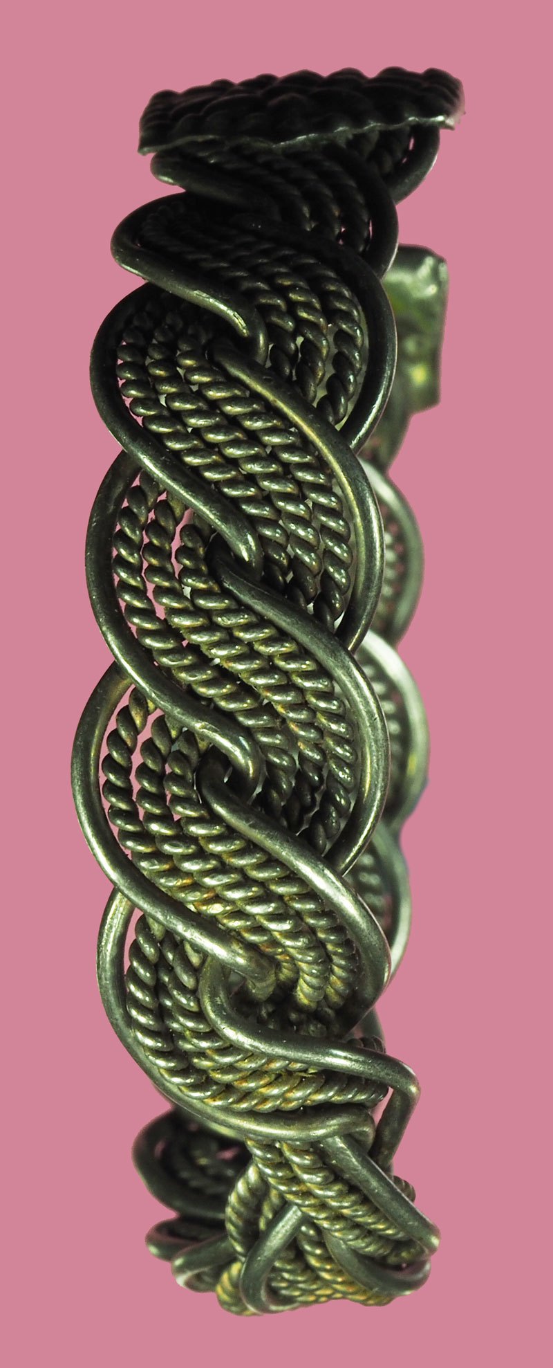 *40369 กำไรมือ มีขนาดเปรียบเทียบกับเหรียญ 1 บาท รัชกาลปัจจุบัน มีน้ำหนัก 29.5 กรัม เนื้อเงิน 17