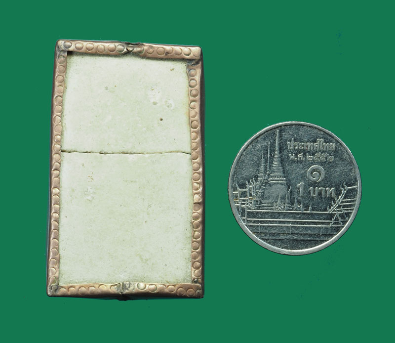 *30704 พระสมเด็จเลี่ยมจับขอบ สภาพหักครึ่งตามภาพไม่ทราบที่และปีสร้างเก่ามีอายุ 9