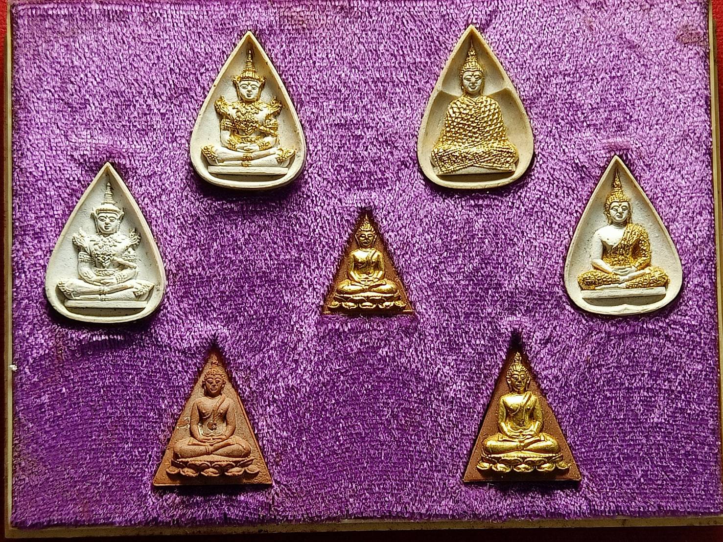 พระเครื่องชุด "พระแก้วมรกต 3 ฤดู ภ.ป.ร." และ "นางพญา ส.ธ. วัดบวรนิเวศ กทม. พร้อมกล่อง (SKU-13136)