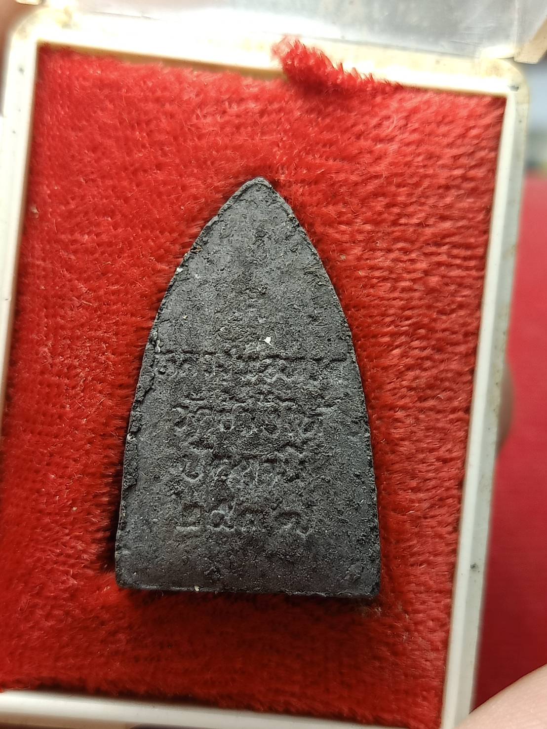 พระผงหลวงพ่อทวด วัดช้างให้ จ.ปัตตานี รุ่นสร้างศูนย์ศิปาชีพ ปี 2537 พร้อมกล่อง (SKU-08678)