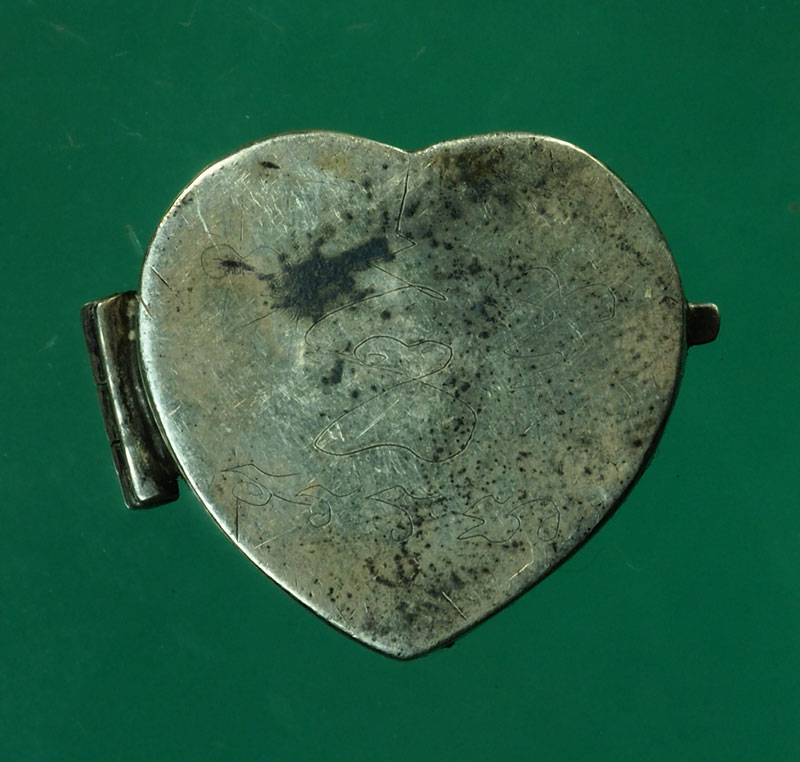 *30265 ตลับสีฝึ้งรูปหัวใจ มีจารเก่า ยันต์แบบ หลวงพ่อเงิน และหลวงพ่อกวย เนื้อเงิน 12