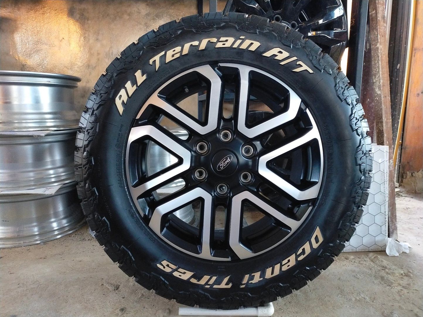 ล้อแม็กฟอร์ดป้ายแดง สีเดิม ขอบ18 พร้อมยางใหม่ดีเซนติ 265 60 18 ปลายปี22 ใส่ ranger everest mazda BT50 (1 ชุด 4 วง)