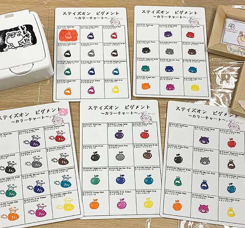 หมึกญี่ปุ่น StazOn Pigment ทึบแสง (หมึกอเนกประสงค์ ผ้า โลหะ พลาสติก ถุงแก้ว ไม้ หนัง กระดาษ) มีแบบตลับและแบบเติม 8 สี