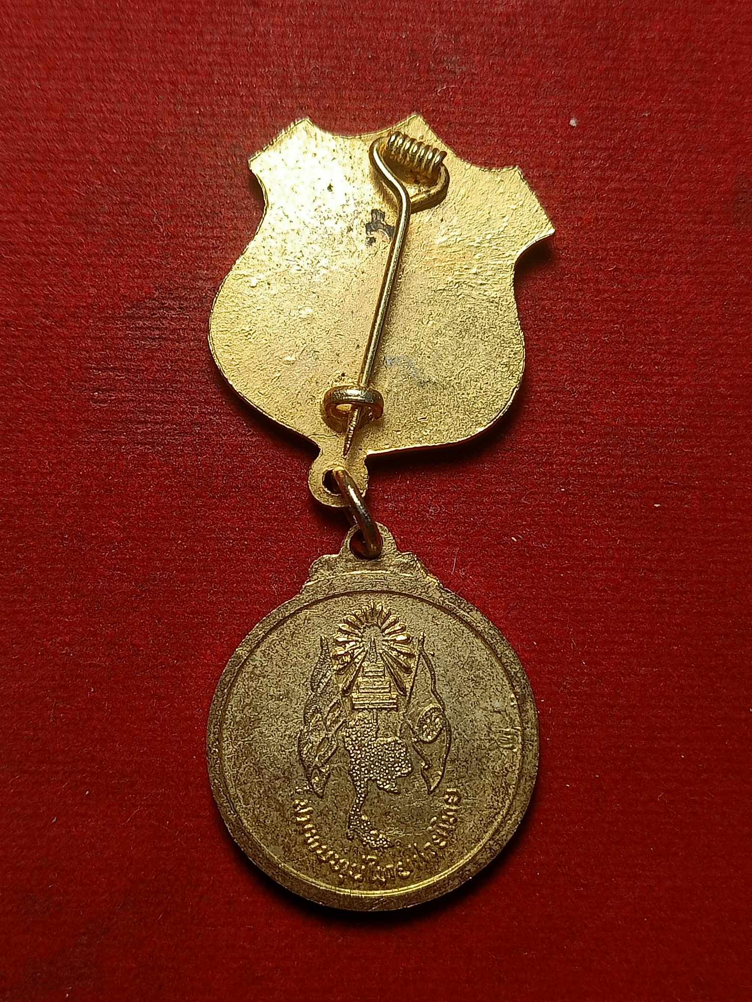 เหรียญในหลวง องค์อุปถัมภ์ลูกเสือชาวบ้าน สมทบทุนไทยช่วยไทย กะไหล่ทองพร้อมแถบเข็มกลัดทรงโล่ห์ลงยาสีธงชาติ (SKU-02566)