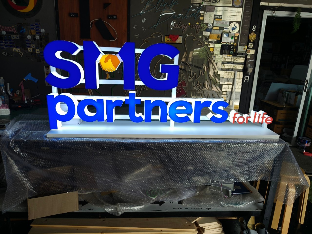 ป้ายอักษรอะคริลิคไฟออกรอบตัว + ติดโครงเหล็ก สูง 55 cm