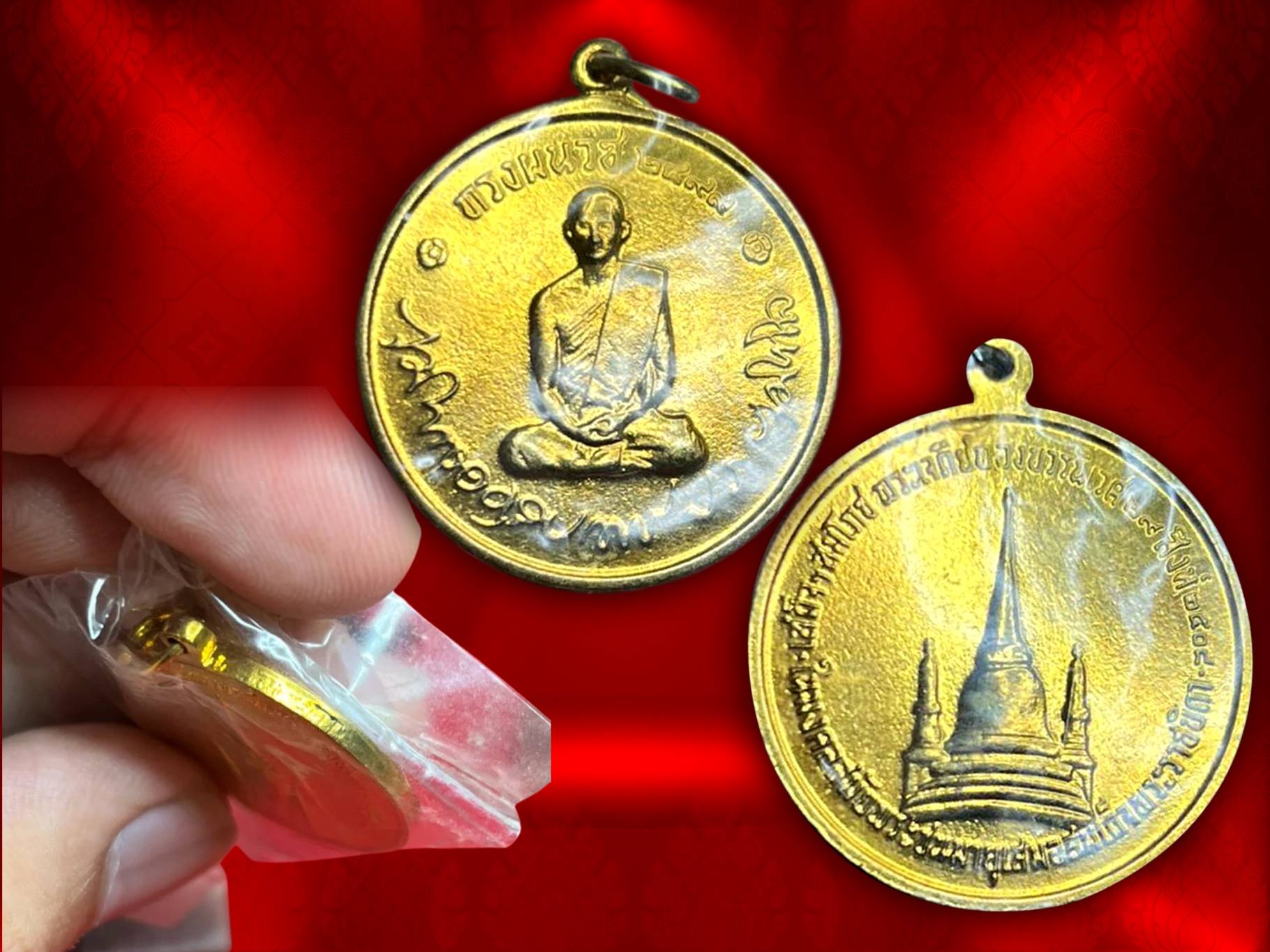 เหรียญทรงผนวช ในหลวง รัชกาลที่ 9 รุ่นแรก ปี 2508 วัดบวรนิเวศวิหาร จัดสร้าง เนื้อทองฝาบาตร หน้า หลัง งาม คม ชัด ครับ