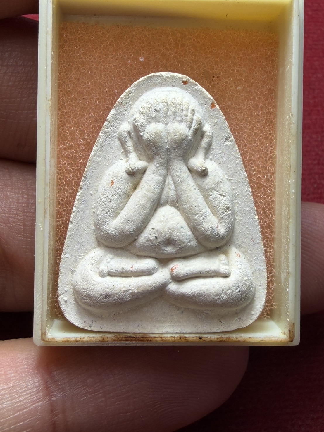 พระผงปิดตาหลวงพ่อมี วัดมารวิชัย จ.อยุธยา ปี 2535 พร้อมกล่อง (SKU-13296)