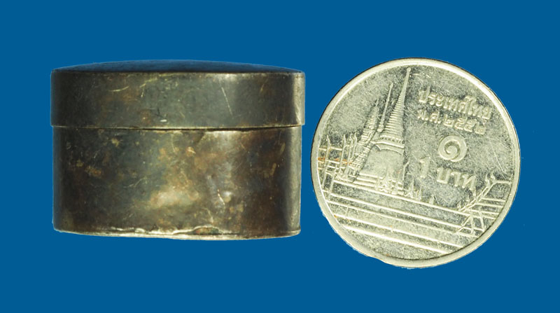 *31356 ตลับสีผึ้งเก่า ไม่ทราบอาจารย์ เนื้อเงิน 12