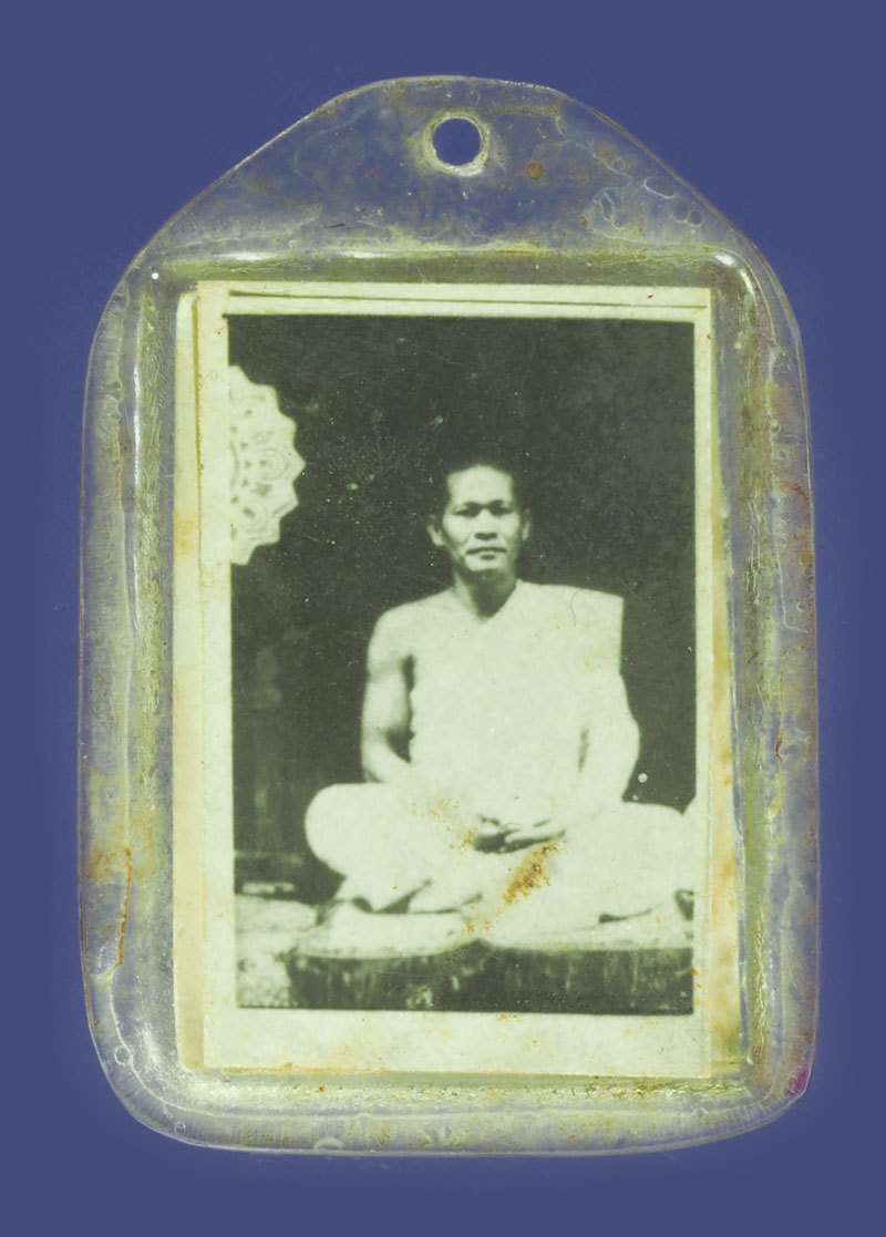 *39998 รูปถ่ายสองหน้าหลวงพ่อดำ วัดโคกหม้อ นครสวรรค์ เลี่ยมพลาสติกเก่า 40