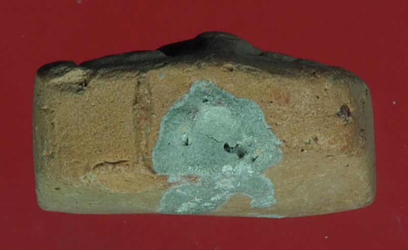 *28102 พระเนื้อดินหลวงพ่อปาน ทรงปลา ไม่ทราบปีสร้าง เนื้อดิน 9.1