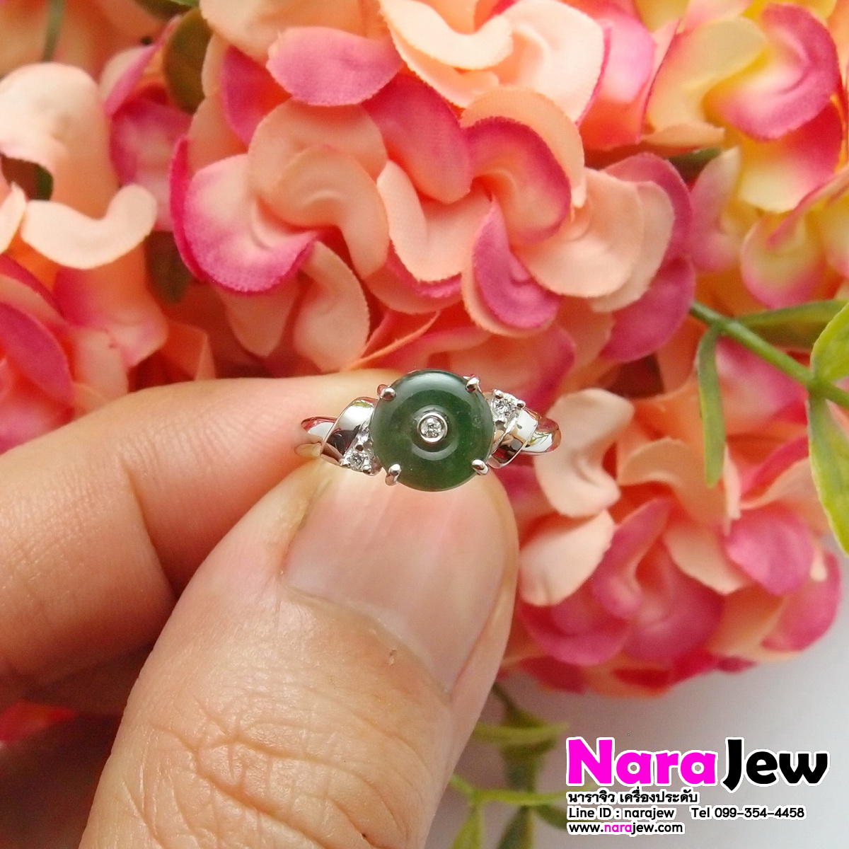 แหวนหยกพม่า สีเขียวเข้มสดสวย ประดับเพชรแท้ เรือนทองขาว White Gold 18K