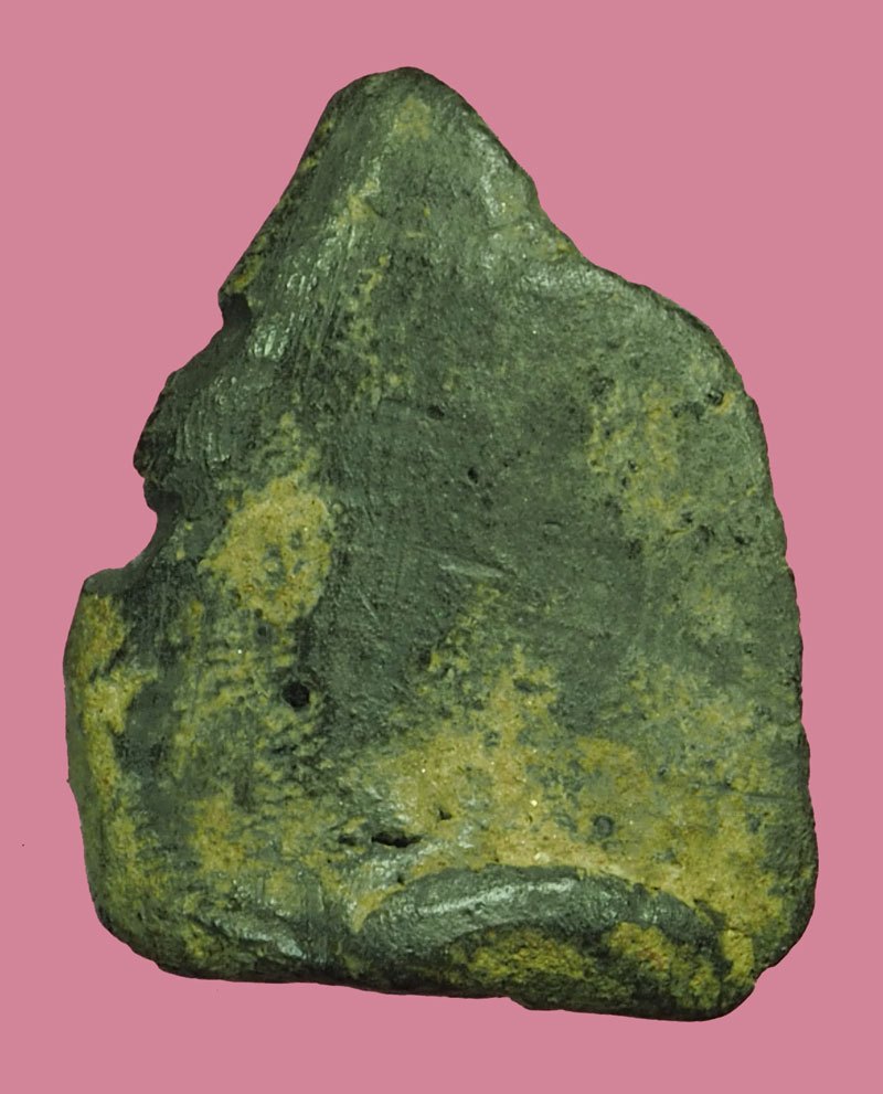 *40269 พระกรุนางกำแพงเพชร สภาพบิ่นมุนบน ไม่ถูกองค์พระ เนื้อดินเทาดำ (ถ้าสภาพสมบูรณ์ราคาหลักพันกลาง) 13