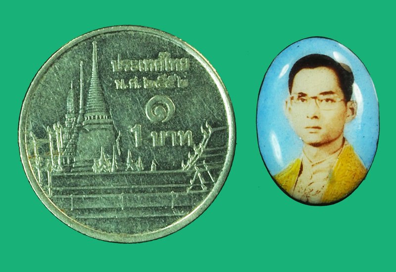 *37914 ล็อกเก็ตในหลวงรัชกาลที่ 9 ฉากฟ้า หลวงปุ่ทิม วัดระหารไร่ ร่วมปลุกเสก 5