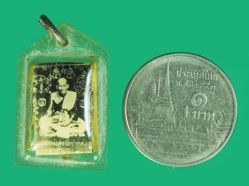 *40363 รูปหลวงปู่ศุข หลังหลวงพ่อสำเภา วัดสะพาน ชัยนาท เลี่ยมพลาสติกเก่า 27