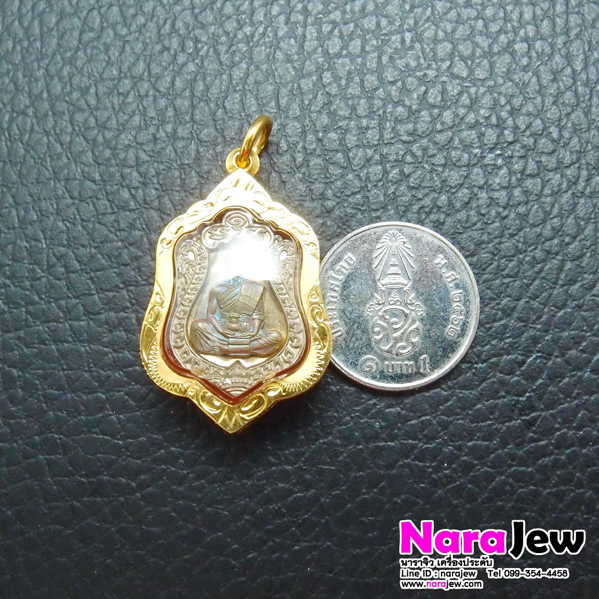 เหรียญหลวงพ่อคูณ เสมาจิ๋ว รุ่นสุขในหัวใจ2 (EOD2) ปี 58 เลี่ยมกรอบทองคำแท้ 18K เนื้ออัลปาก้า องค์นวะ