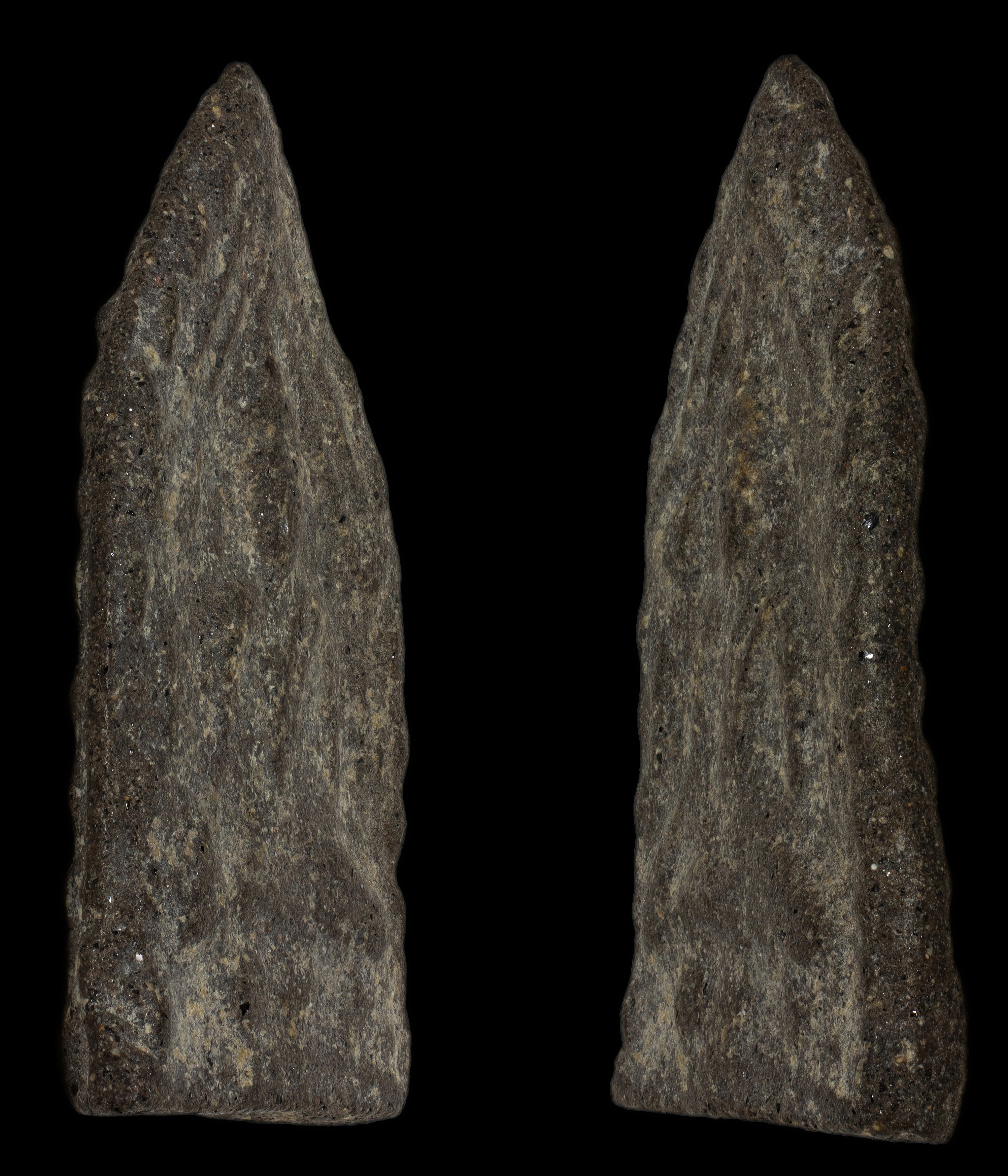 พระขุนแผนนั่งกุมารขาไขว้ สองหน้า หลวงพ่อกวย วัดโฆสิตาราม เนื้อผงใบลานผสมผงพุทธคุณ โรยแร่อุกกาบาต