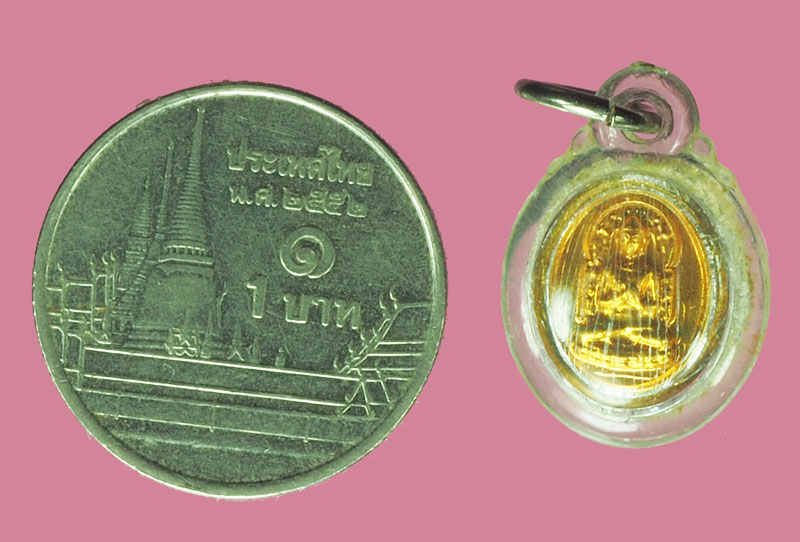 *39055 เหรียญ อ.จำเนียนสร้าง ออกวัดเขาหลาวราชบุรี ปี2554 ขนาดเท่าเม็ดกระดุม (ตามคู่มือบอกว่าเหรียญรุ่นนี้เนื้อทองคำ ไม่ได้แกะกรอบพลาสติกเพราะเลี่ยมพลาสติกเก่าถึงยุค) 68