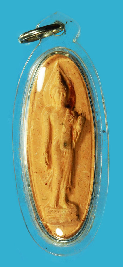 *36896 พระพุทธลีลา 25 พุทธศตวรรษ ปี 2500 (บล็อกสี่เดือย) เนื้อดิน เลี่ยมพลาสติก 9.1