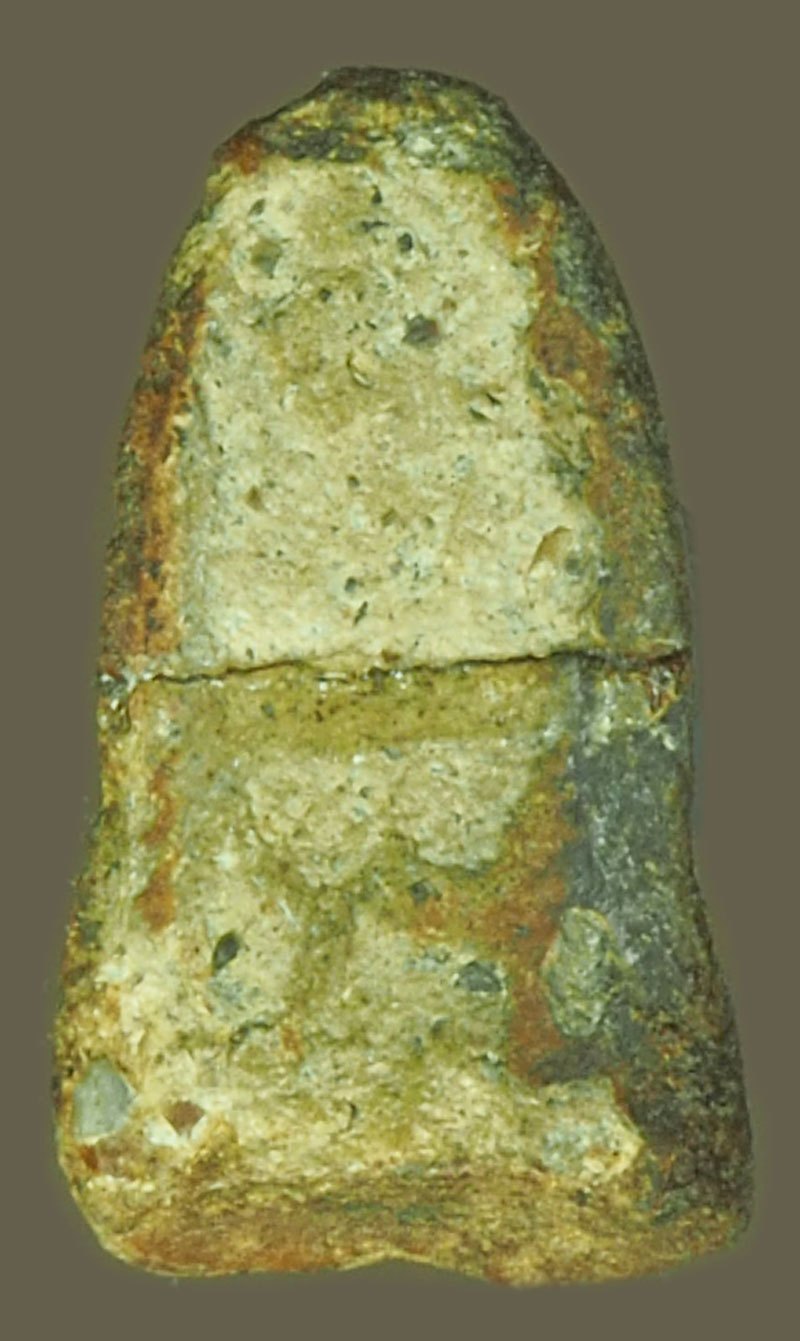 *38967 พระรอดเนื้อดิน ไม่ทราบที่ ขนาดความกว้างประมาณ 0.7 เซนติเมตร สูงประมาณ 1.6 เซนติเมตร เก่าจริง มีหักซ่อม 9.1